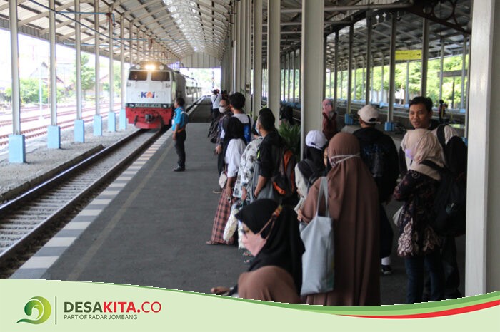 Libur Telah Tiba! Santri Pulang Kampung Naik Kereta, Penumpang di Stasiun Jombang Mulai Padat