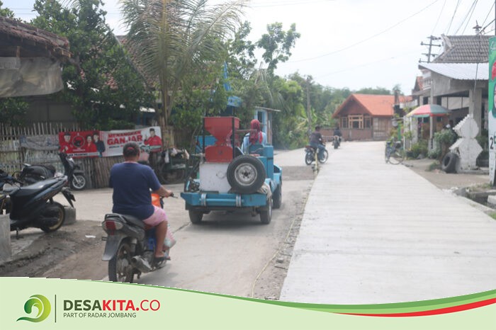 Wajib Hati-Hati! Besi Mencuat di Jalan Raya Ploso-Sumbergondang Jombang Ancam Pengendara