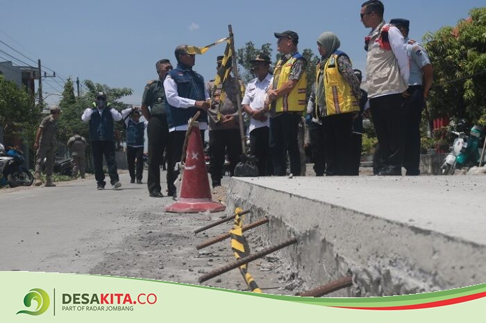 Tinjau Proyek Jalan Cor Ruas Kabuh-Tapen di Desa Karangpakis, Ini Temuan Pj Bupati Jombang