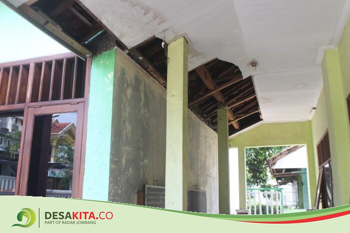 Tolong Pak! Siswa SDN Candimulyo Jombang Belajar di Bawah Atap Rapuh