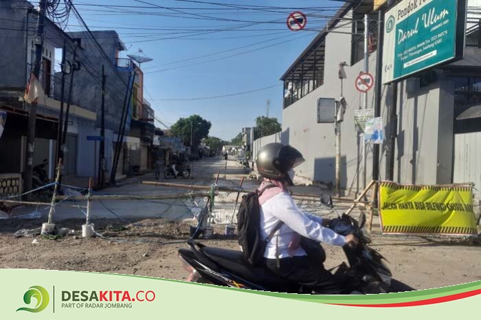 Proyek Jalan Cor di Jl KH Romli Tamim di Desa Peterongan Jombang Rampung, Dinas PUPR Jombang Lakukan Uji Lab Kualitas Beton