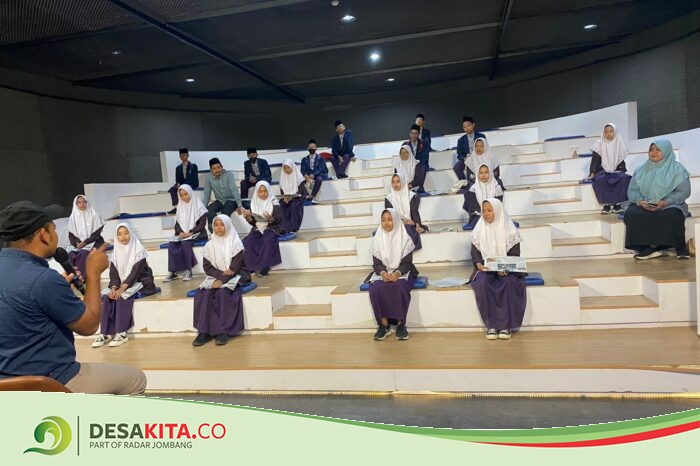 Berkunjung ke Jawa Pos, MTsN 4 Jombang Dapat Wawasan Seputar Dapur Redaksi