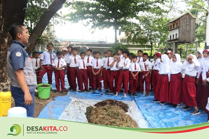 Ajari Siswa SD Membuat Pupuk Kompos, Cara PT CJI Jombang Edukasi Generasi Muda Cinta Lingkungan