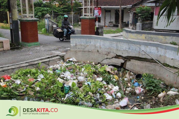 Sampah Menumpuk di Depan Balai Desa Jatigedong Ploso Jombang, Ini Penyebabnya