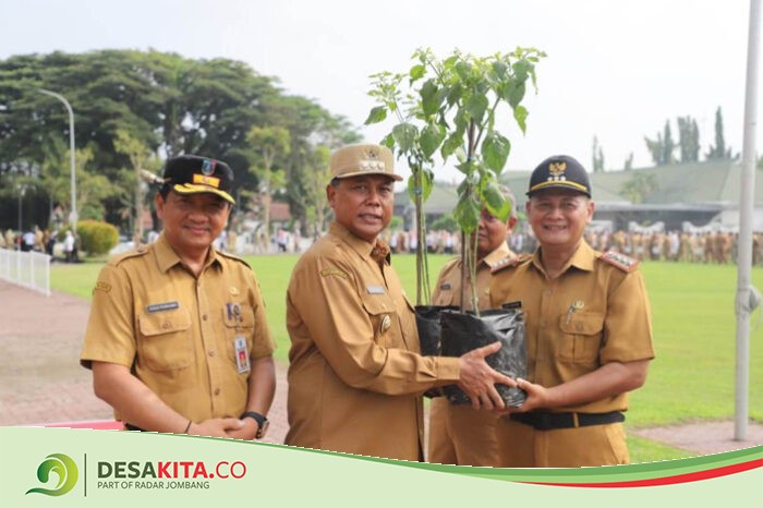 Upaya Tekan Inflasi, Pemkab Jombang Bagikan 13.000 Tanaman Cabai ke ASN, Pj Bupati Jombang Minta Ditanam di Masing-Masing Desa
