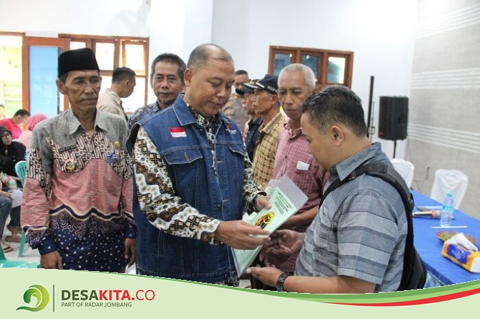 Bagikan Sertifikat PTSL di Desa Cukir, Pj Bupati Jombang Pesan Warga Bisa Gunakan Modal Usaha