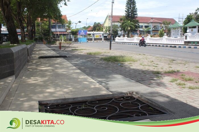 Awas! Besi Manhole di Alun-Alun Jombang Mencuat