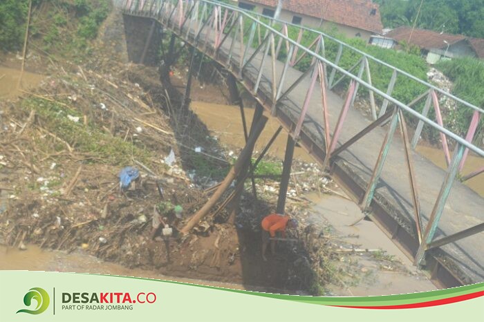 Perbaikan Terkendala Akses, Sangkrah di Jembatan Desa Karobelah Jombang Belum Bersih