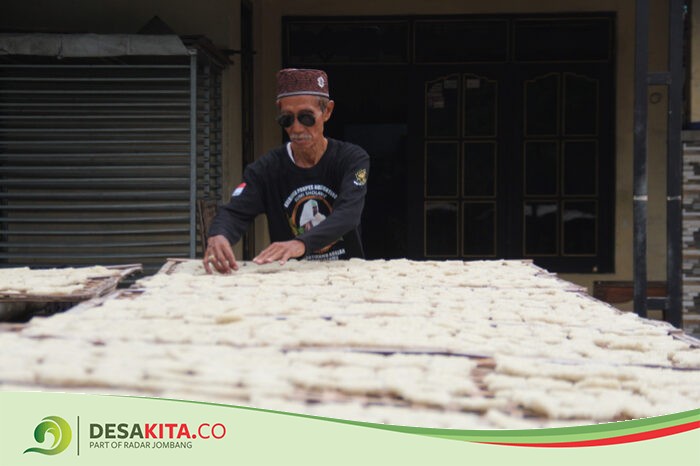 Dipasarkan Hingga Kota Surabaya, Segini Harga Rengginang Mentah Bikinan Warga Desa Plosokerep Jombang