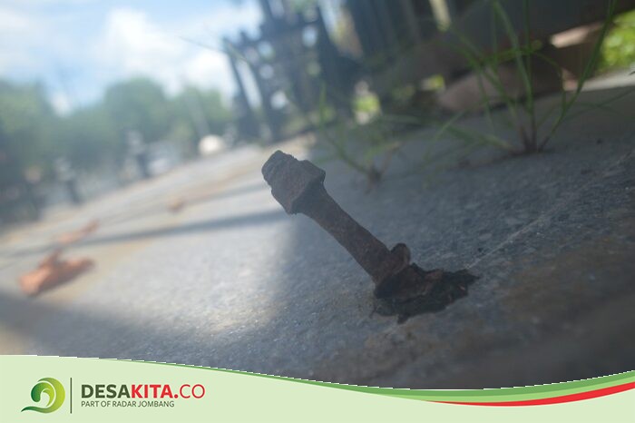 Awas! Sejumlah Baut Mencuat di Trotoar Jl KH Wahid Hasyim Jombang