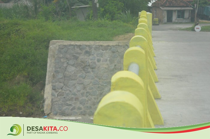Baru Selesai Dibangun, Sayap Jembatan di Desa Brodot Jombang Muncul Retakan