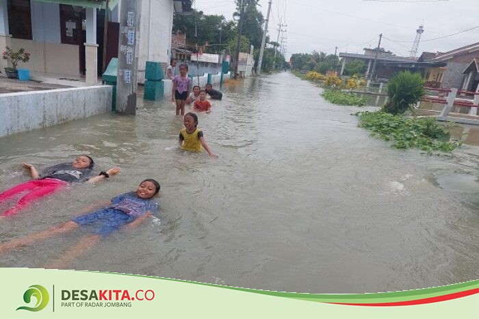 Kali Marmoyo di Desa Pagertanjung Ploso Jombang Meluber, Permukiman Warga Terendam