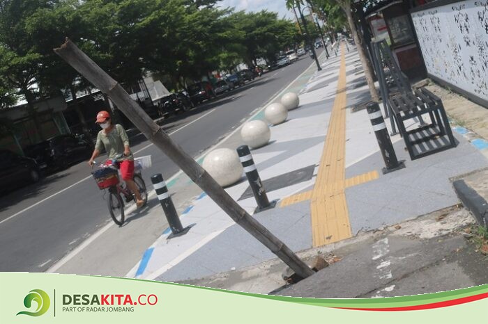 Lubang Muncul di Jembatan Jalan Protokol, Warga Jombang Hati-Hati Saat Melintas