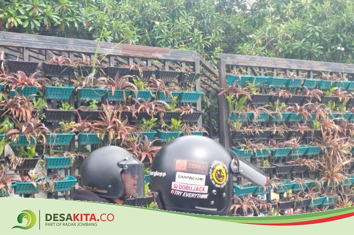 Waduh, Besi Taman Vertikal Trotoar Jl KH Wahid Hasyim Jombang Berkarat