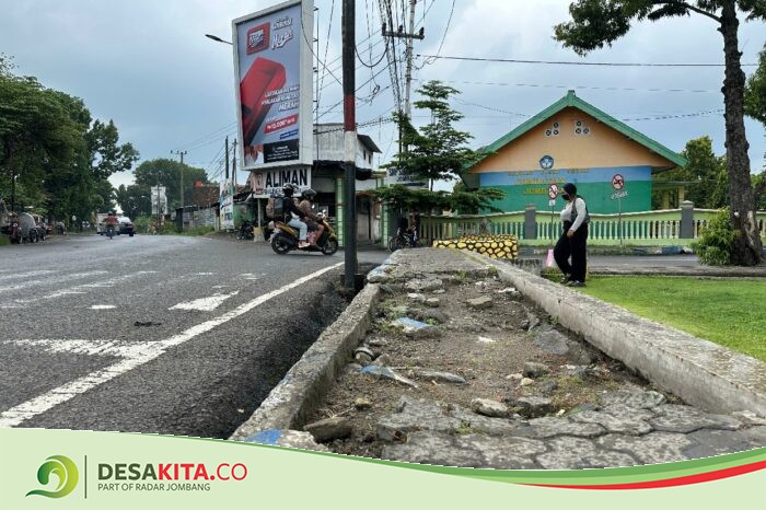 Trotoar Sisi Selatan Alun-Alun Jombang Alami Kerusakan, DLH Jombang Segera Laporkan ke BBJN