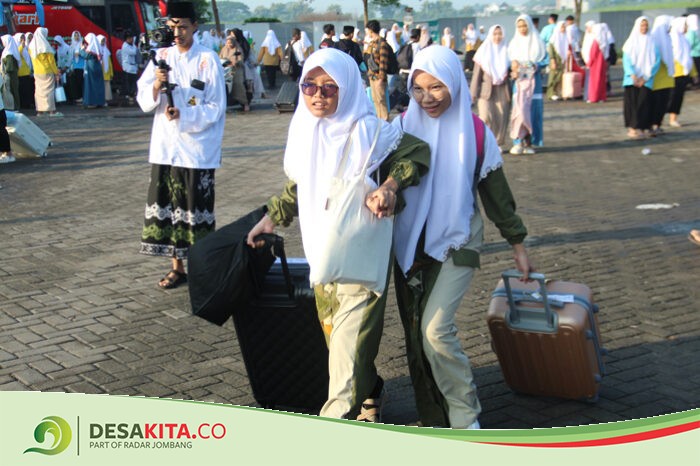 Naik Bus Bareng, Cara Santri Tebuireng di Desa Cukir Jombang Mudik ke Kampung Halaman