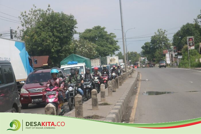 Awas Terjebak Macet! Cor Jalan Nasional di Kecamatan Peterongan Dibongkar, Lalu Lintas Diberlakukan Contraflow