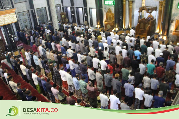 Berlangsung Lancar dan Kusuk! Salat Tarawih Ramadan Hari Pertama di Masjid Agung Baitul Mukminin Jombang Dipadati Jamaah