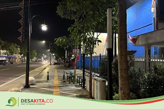 Stand Lamp Trotoar Wahid Hasyim Jombang Mati Berbulan-bulan, DLH Jombang Kesulitan Perbaiki