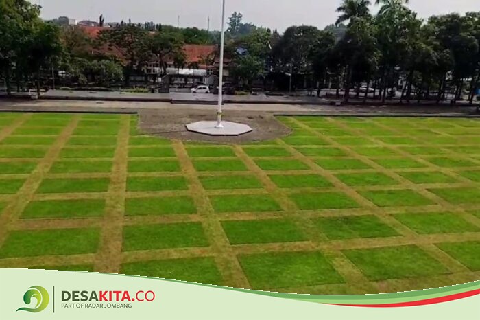 Tak Mau Ketinggalan, Rumput di Alun-alun Jombang Dipotong Motif Sarung Sambut Lebaran Idul Fitri