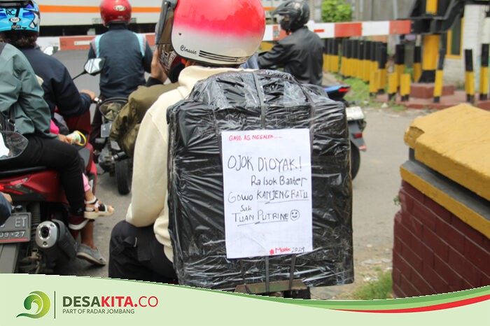 Lagi Musim, Pemudik Pasang Stiker Unik di Barang Bawaan, Begini Potretnya Saat Melintas di Jombang