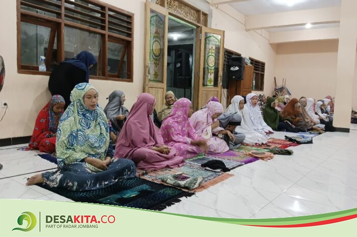 Siswa SMPN 1 Mojoagung Jombang Salat Tarawih Bersama 29 Hari di Masjid Sekolah