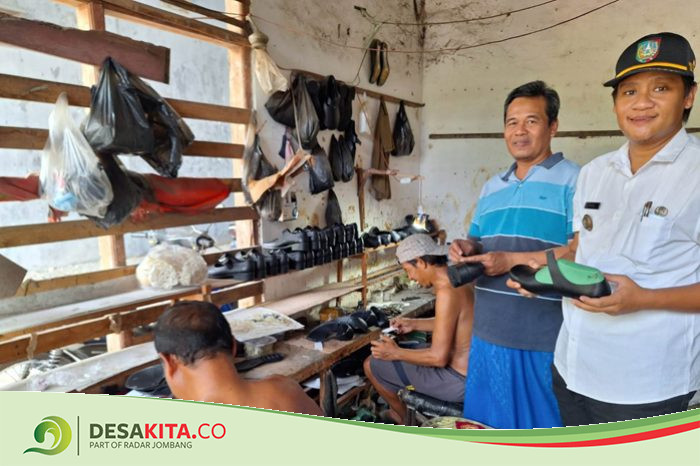 Dirintis Sejak 1998, Home Industri Sandal dan Sepatu di Desa Tanggalrejo Jombang Tetap Eksis, Ini Upaya Pemdes Tingkatkan Perekonomian Masyarakat
