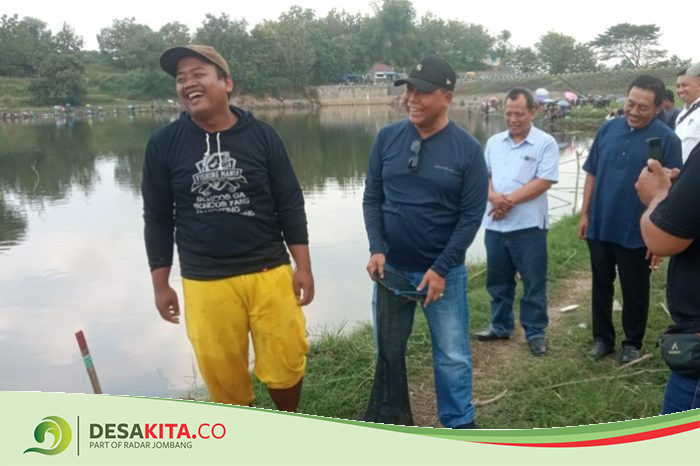 Mancing Bersama di Waduk Grojokan Desa Plabuhan Jombang, Upaya Pemdes Jaga Kerukunan Antarwarga