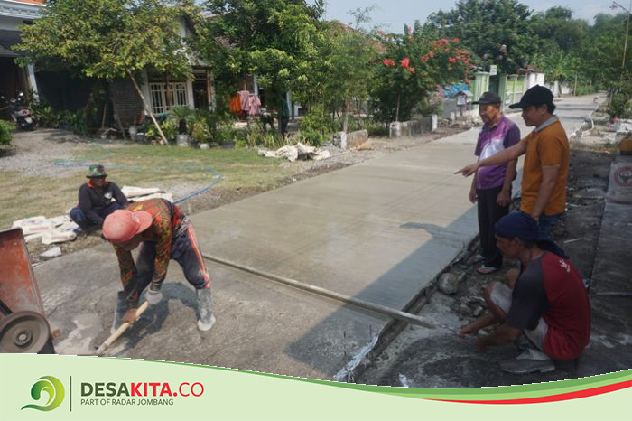 Lewat Dana Desa, Pembangunan Jalan Lingkungan di Desa Sentul Jombang Semakin Meningkat