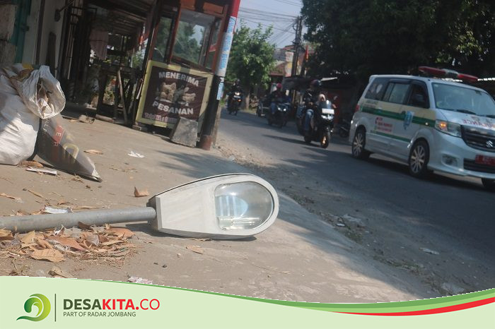 Posisinya Tergeletak Akibat Rusak, Kondisi PJU di Desa Tambar Jombang Memprihatinkan