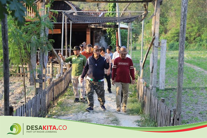 Blusukan ke Desa Terpencil di Jombang, Ini yang Dilakukan Pj Bupati Teguh Narutomo
