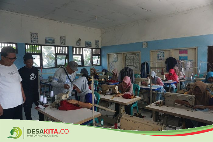 Tingkatkan Perekonomian Warga, Pemdes Bawangan Jombang Bekali Warga Keterampilan Menjahit