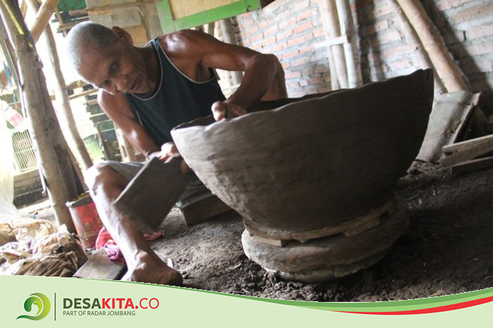 Ada Sejak 1978, Kerajinan Gentong Klasik Majapahitan di Desa Mojotrisno Jombang Ini Gunakan Bahan Tanah Gumuk