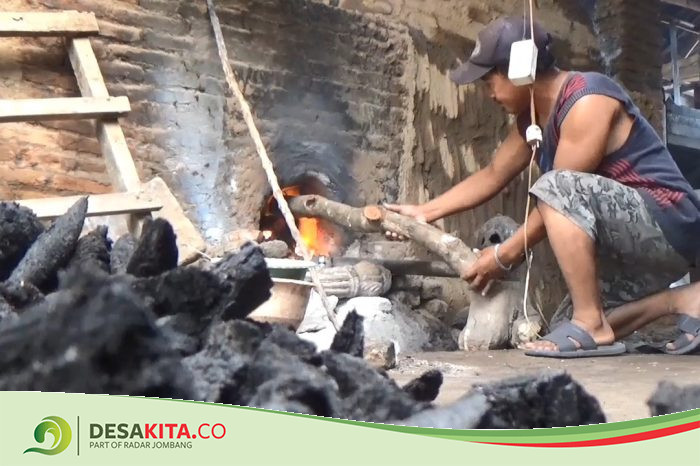 Gunakan Kayu Mangga, Warga Desa Gedangan Mojowarno Jombang Ini Sukses Hasilkan Cuan dari Produksi Arang
