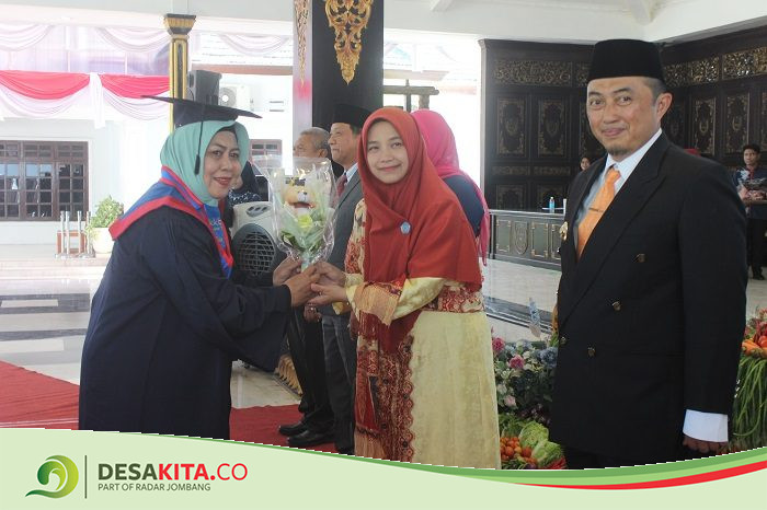 295 Lansia Diwisuda, Pemkab Jombang Beri Hadiah Umrah Tiga Wisudawan Terbaik