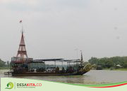 Jasa Perahu Tambang di Desa Megaluh Jombang Tetap Beroperasi Meski Musim Hujan, Segini Tarifnya