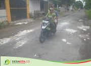 Jalan di Desa Blimbing Kesamben Jombang Rusak, Ditutup Pecahan Plafon