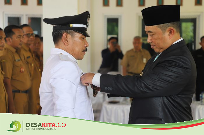 Pj Bupati Jombang Lantik Mantan Camat Jadi Kades Antar Waktu Desa Karobelah Mojoagung