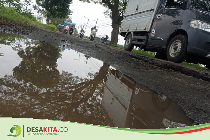 Tak Kunjung Diperbaiki, Jalan Rusak di Desa Watudakon Jombang Jadi Kubangan Air Saat Musim Hujan