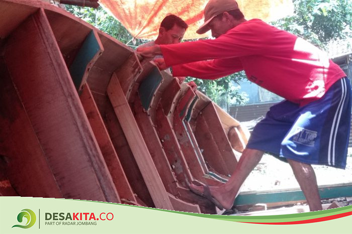 Melihat Pembuatan Sampan di Desa Turipinggir Megaluh Jombang: Dikenal Awet, Digunakan Cari Ikan