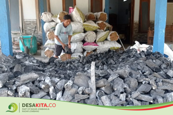 Pakai Cara Tradisional, Produksi Arang Desa Cupak Jombang Tetap Eksis