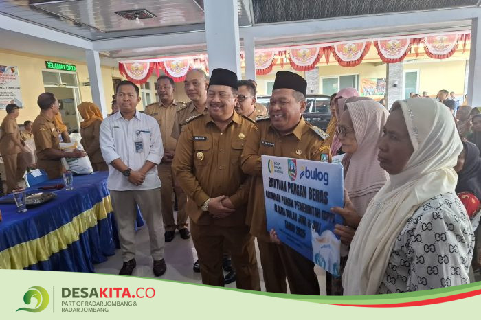 Bupati Warsubi Salurkan 2.200 Ton Beras Bantuan Pangan untuk Warga di Desa Kalikejambon