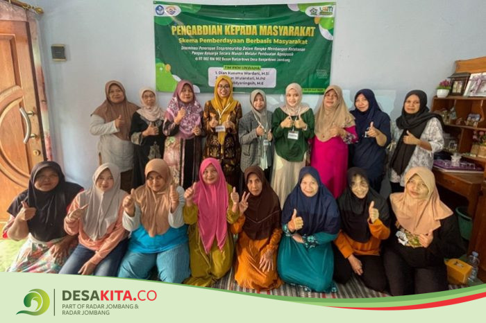 Tim PKM UNWAHA Ajak Warga Banjardowo Manfaatkan Botol Bekas untuk Media Tanam