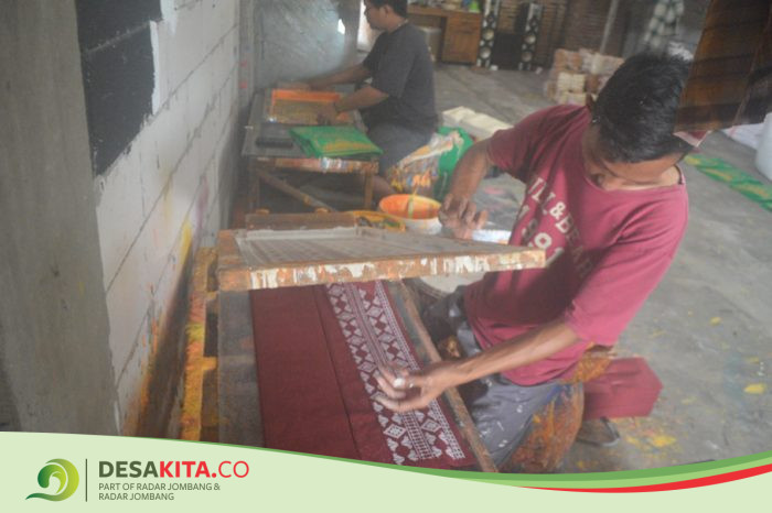 Musim Hajatan, Permintaan Kerajinan Tas Hajatan Desa Budugsidorejo Jombang Melonjak Tajam