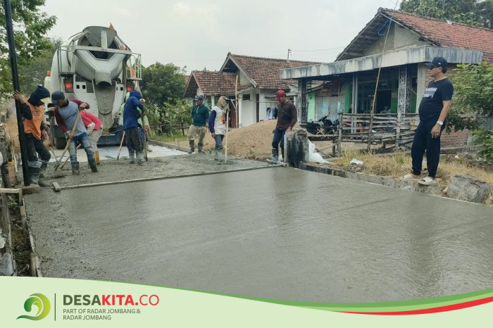 Kolaborasi dengan Dewan, Desa Temon, Kecamatan Trowulan, Betonisasi Jalan Lingkungan untuk Dongkrak Perekonomian Warga