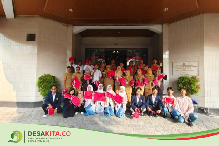 DPRD Jombang Bagikan 500 Bendera Merah Putih dalam Rangka HUT RI ke-80