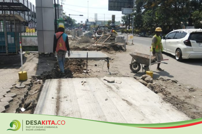 Proyek Rehab Trotoar Jalan Gus Dur Dikebut, Dinas Perkim Jombang: Progres Fisik Capai 65 Persen