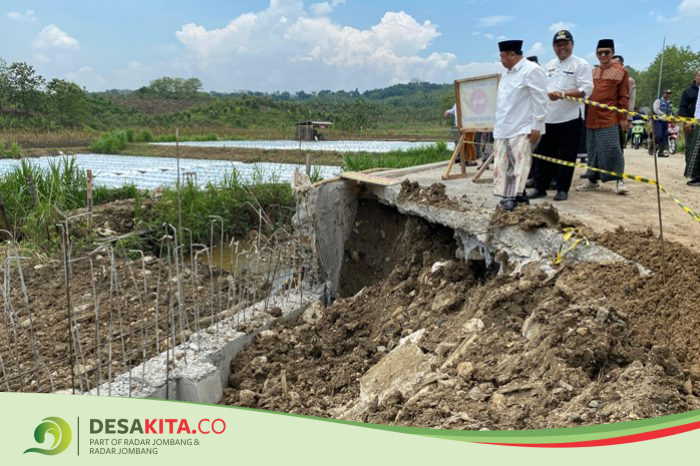 Bupati Warsubi Tinjau Jalan Longsor di Desa Asemgede Jombang, Ini Rencana Perbaikannya