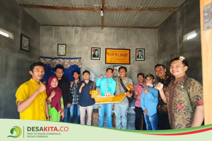 Desa Mojowiryo, Kecamatan Kemlagi Berkreasi Sulap Sampah Bambu Jadi Miniatur Kapal Pinisi