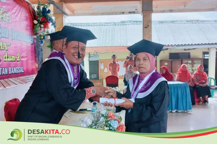 Desa Salen, Kecamatan Bangsal Semringah, Puluhan Lansia Jalani Prosesi Wisuda